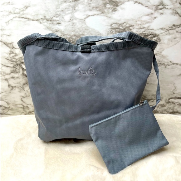 Roots Handbags - 🌺NWOT🌺🌸Roots Reversible Tote - Black and Gray🌸